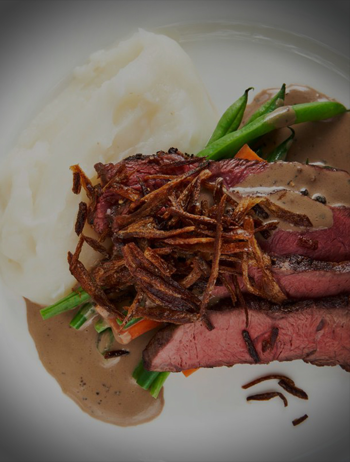 香煎牛扒配胡椒醬和脆蔥